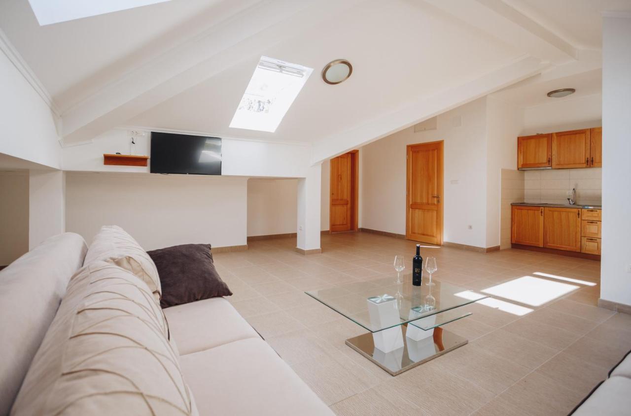 Eco Winery Lipovac Apartments 采蒂涅 外观 照片
