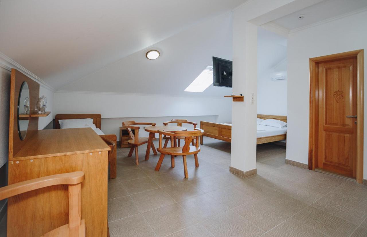 Eco Winery Lipovac Apartments 采蒂涅 外观 照片